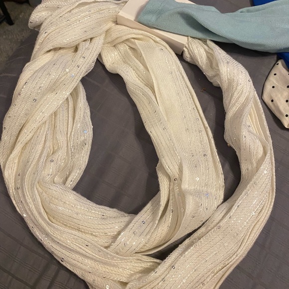 Scarves scarves scarves - Picture 5 of 13